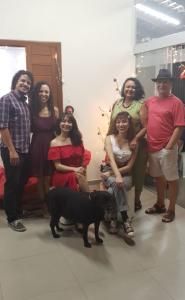 Eliceuda em celebração do Natal em família. Da esquerda para a direita, Agnes Serrano (filha), André Dantas (genro), sentada à esquerda Samantha Serrano, sentada à direita Mariana Serrano, Eliceuda França e Manoel Serrano (marido); e à frente a labradora Xitara.